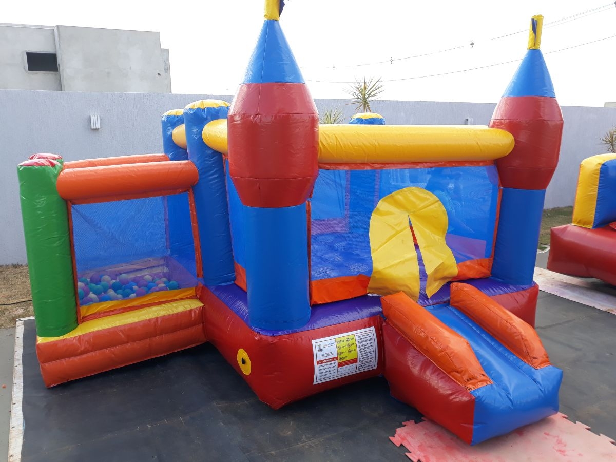 CASTELINHO COM PISCINA DE BOLINHAS